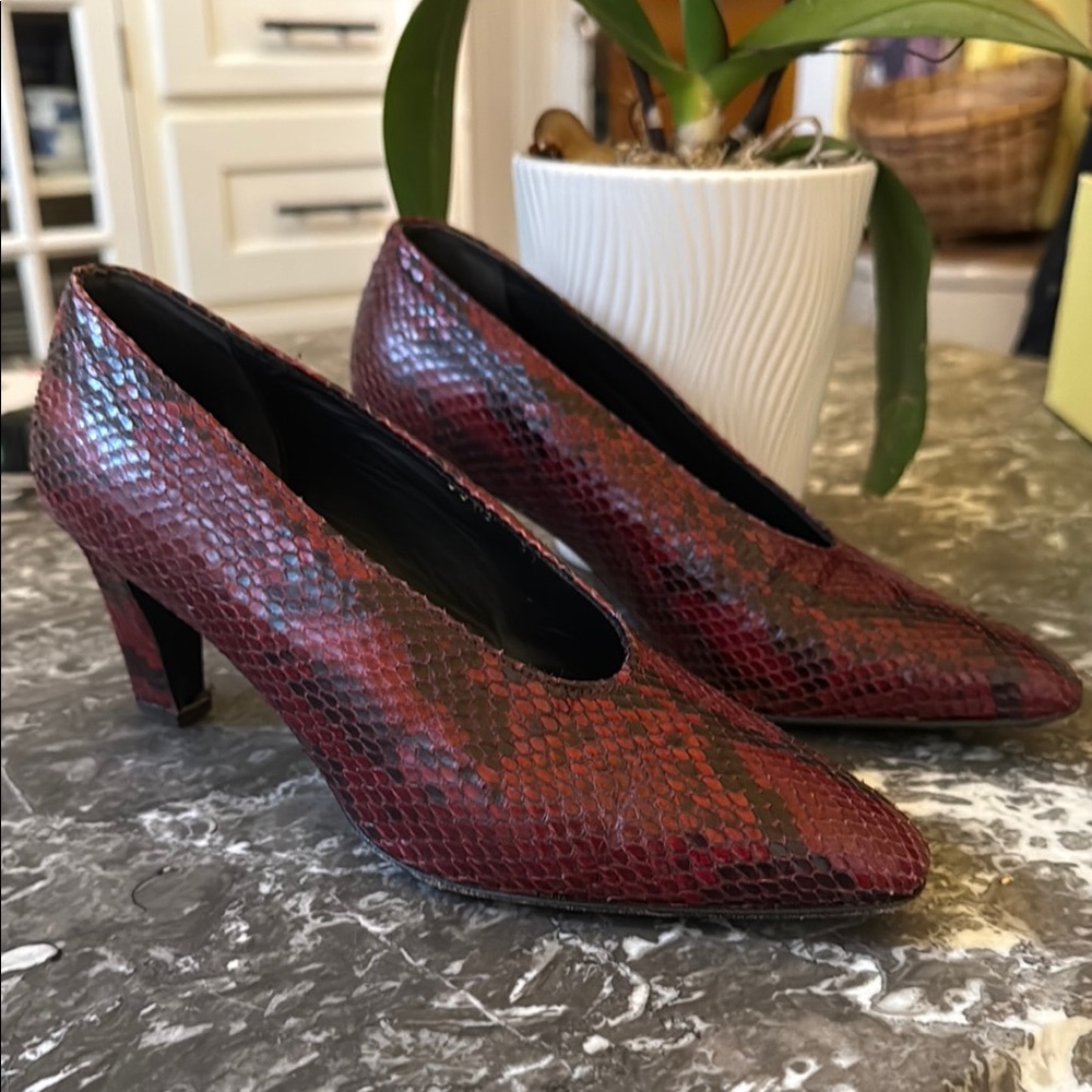 Elegant Red and Black Heels with Textured Design